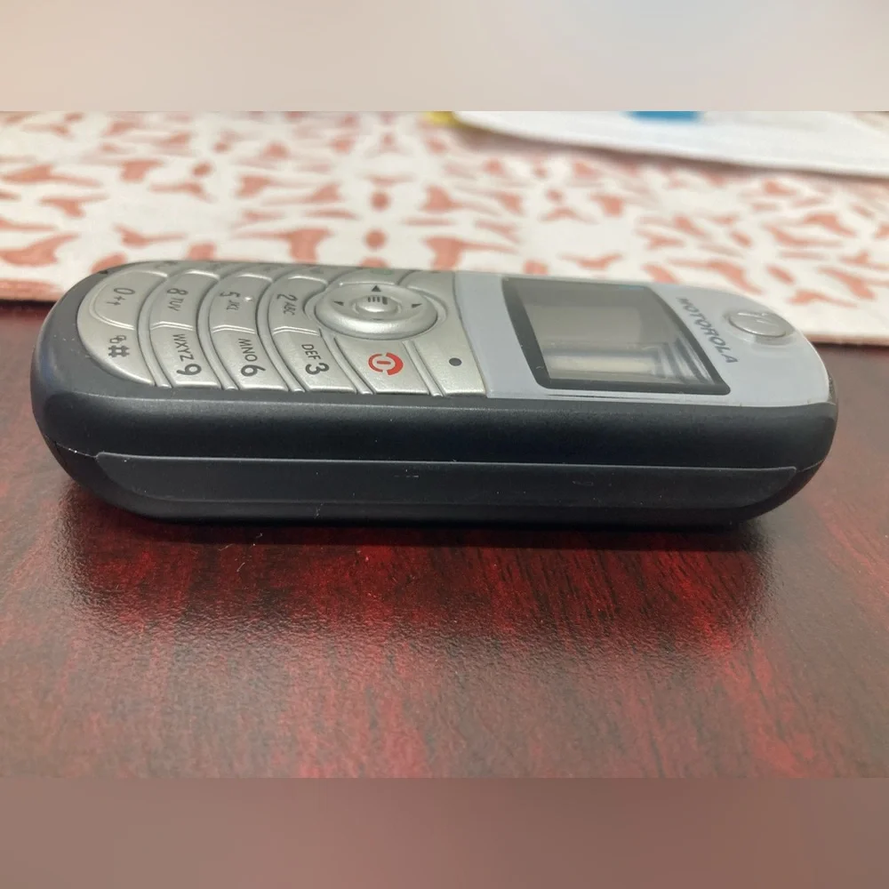 Motorola C139 cell phone basic call device TracFone network black silver